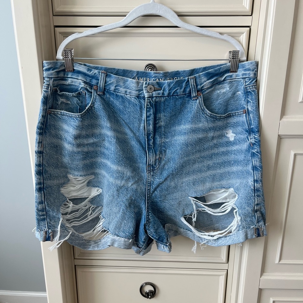American Eagle curvy mom jean short, size 18